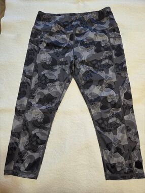 Constantly Varied Gear Women's Black & Gray Camo Capri Leggings. Sz L